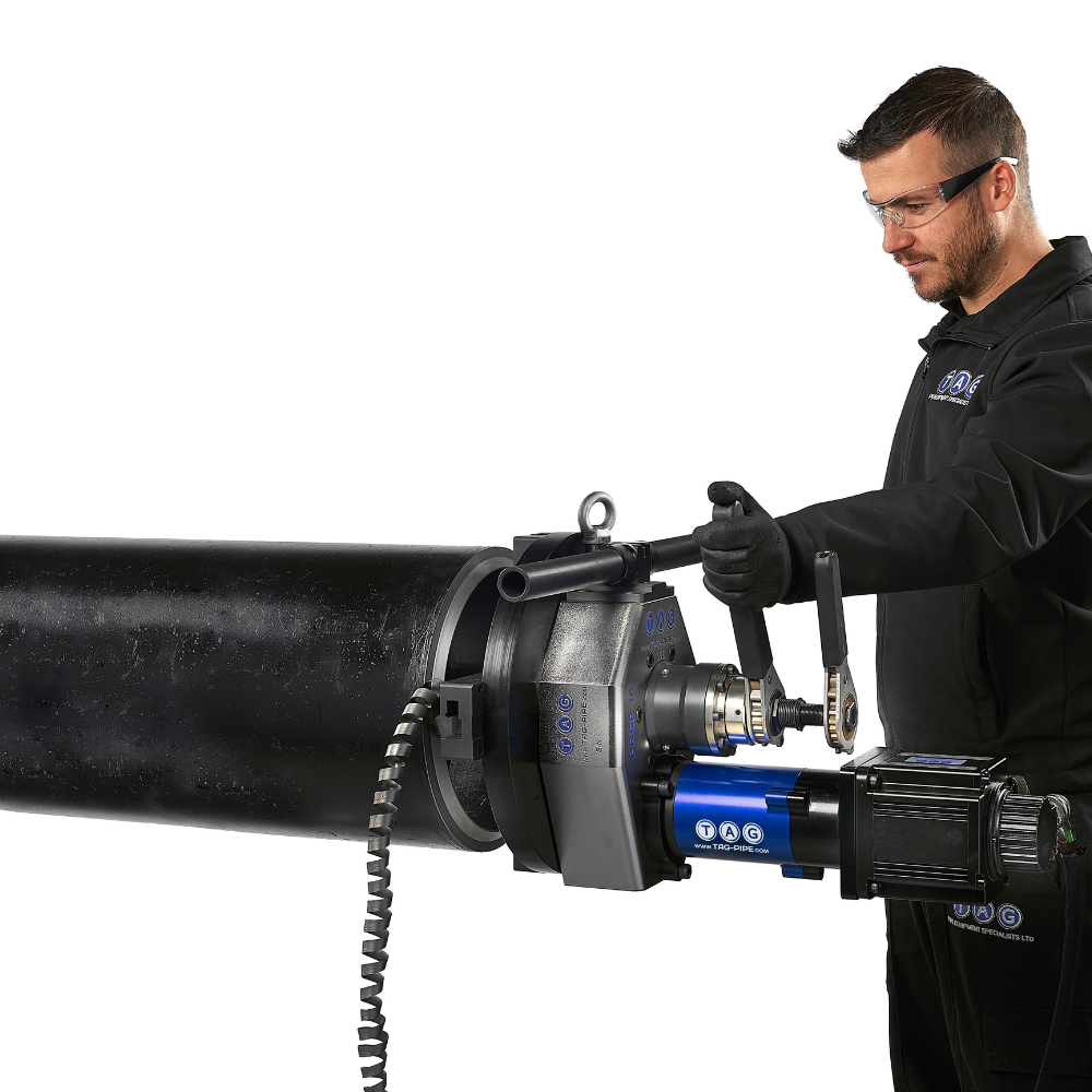 Operatore che utilizza una cianfrinatrice SFE per la preparazione di tubi alla saldatura