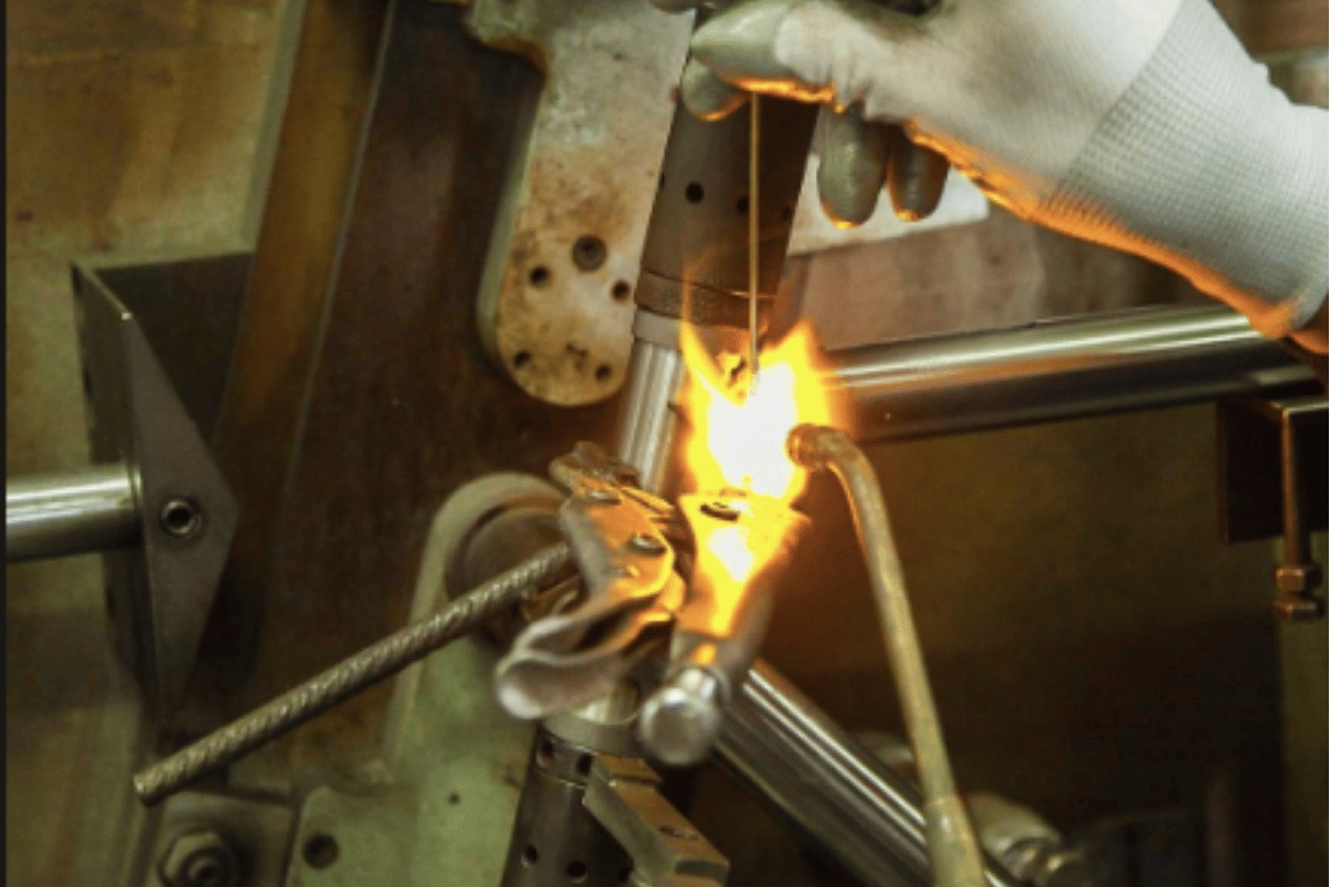 Tecnica di saldatura autogena con fiamma ossiacetilenica su giunzione metallica