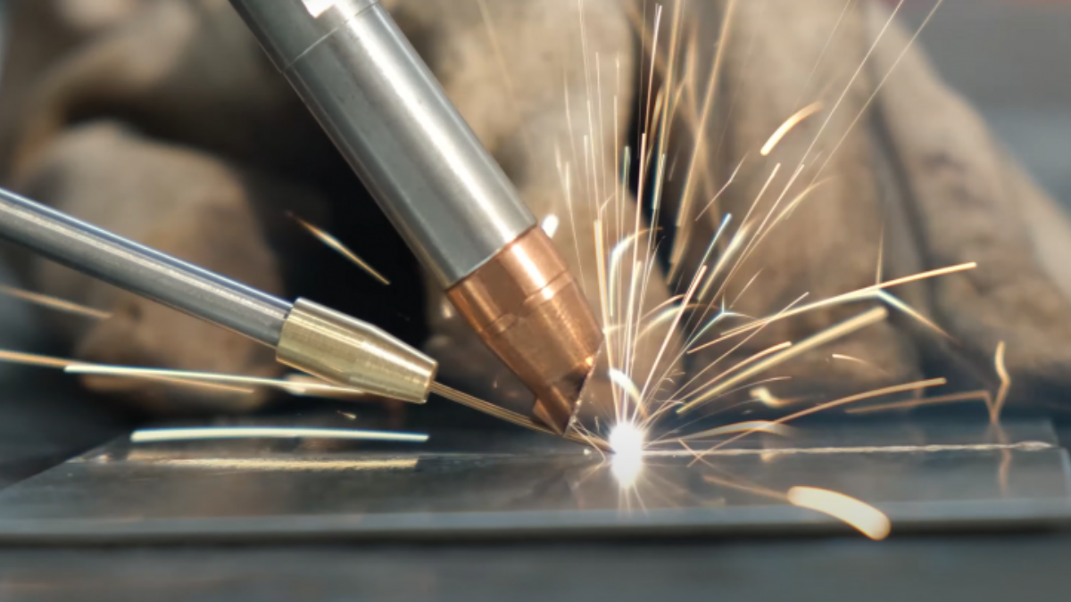 Dettaglio di una pistola di saldatura laser manuale durante l’utilizzo.