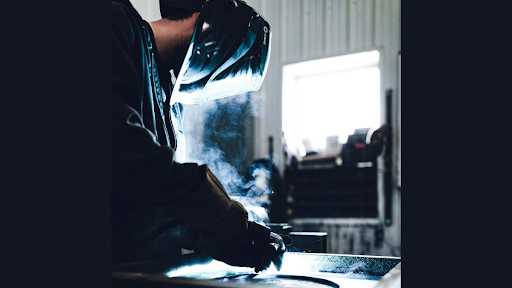 lavorazione industriale con arco elettrico visibile foto di Matthew Sichkaruk Unsplash