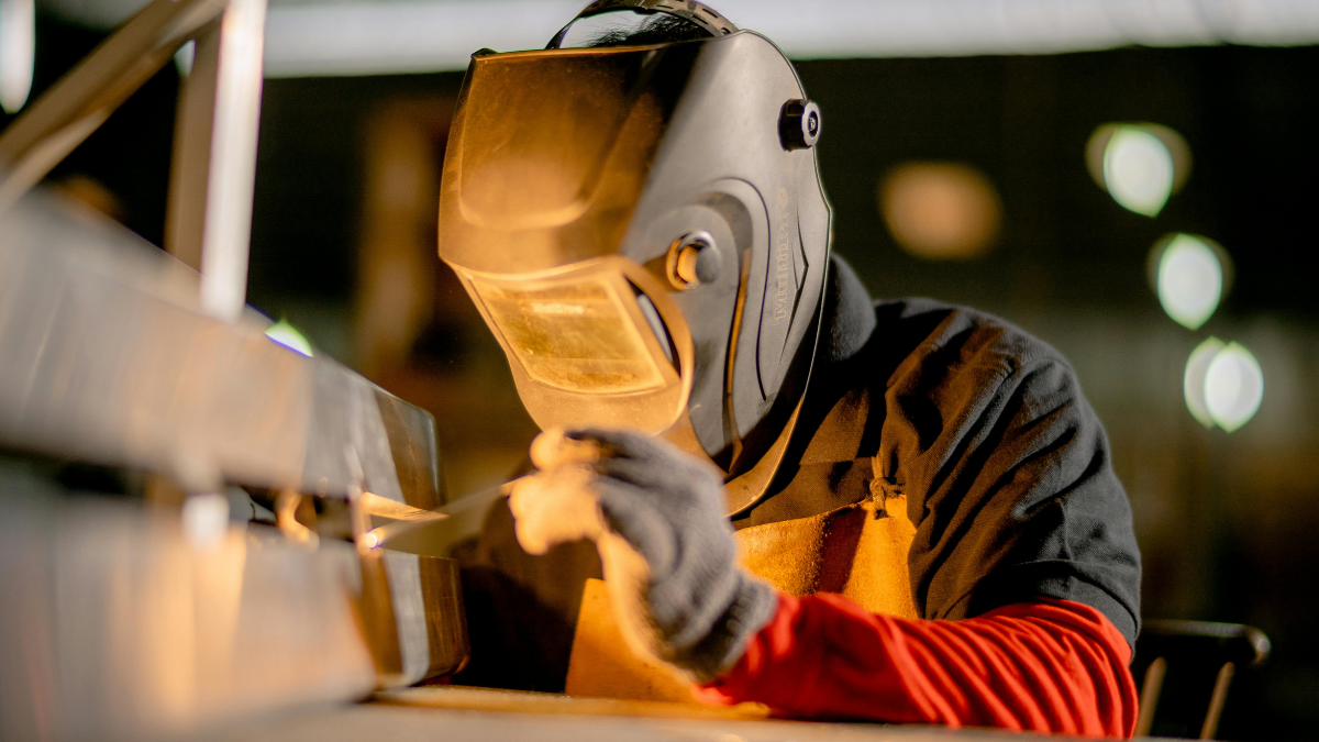 Confronto visivo tra maschera da saldatura appannata e maschera con tecnologia anti-appannamento in condizioni autunnali