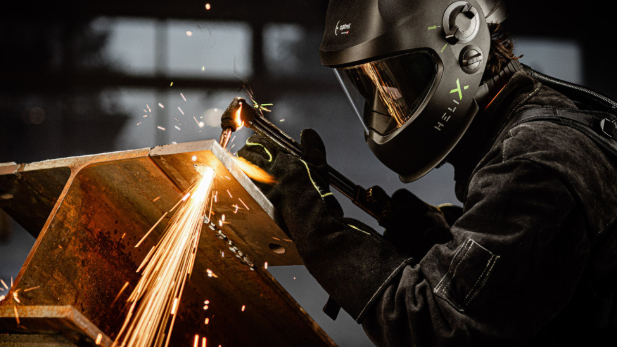 Una ripresa ravvicinata di un saldatore con casco da saldatura Optrel