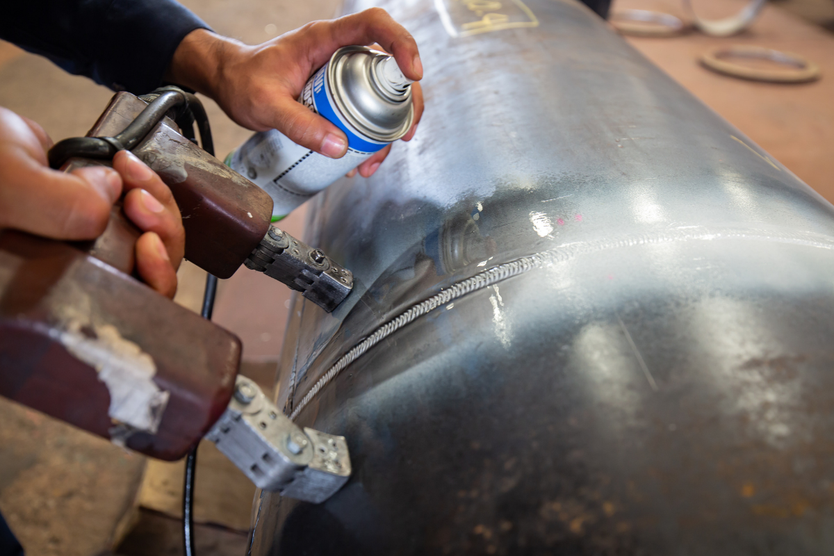 Operatore che esegue controlli non distruttivi su saldature in ambiente industriale