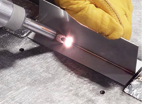 pistola in funzione per saldatura laser