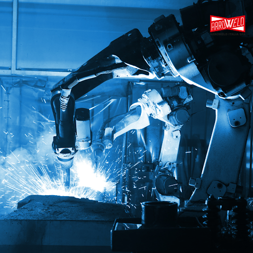 robot di saldatura collaborativo cobot affianca operatore in officina PMI