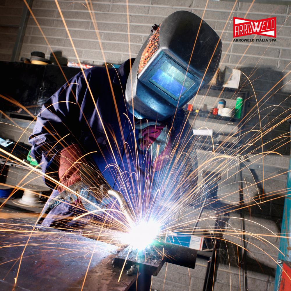 saldatore professionale tecnica saldatura a filo continuo MIG tavolo modulare