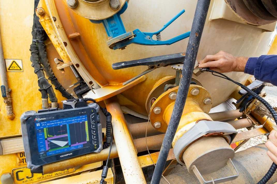 Sonda a ultrasuoni Phased Array per il controllo non distruttivo di un giunto saldato