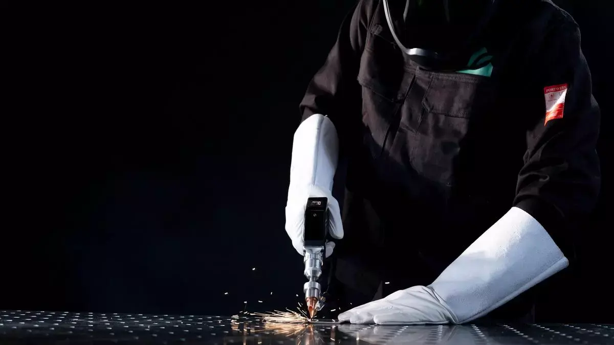 Dettaglio di una pistola di saldatura laser manuale durante l’utilizzo.
