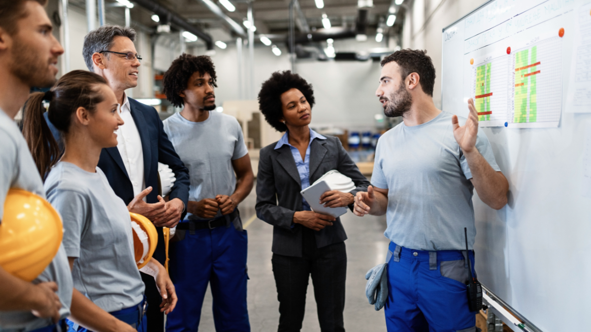 tecnico specializzato che fornisce formazione