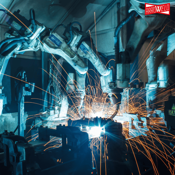 Robot industriale per saldatura automatizzata con scintille - automazione e innovazione tecnologica